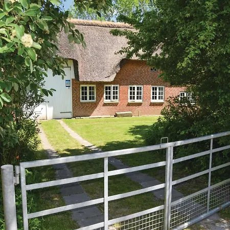 Three-bedroom Holiday In Højer
